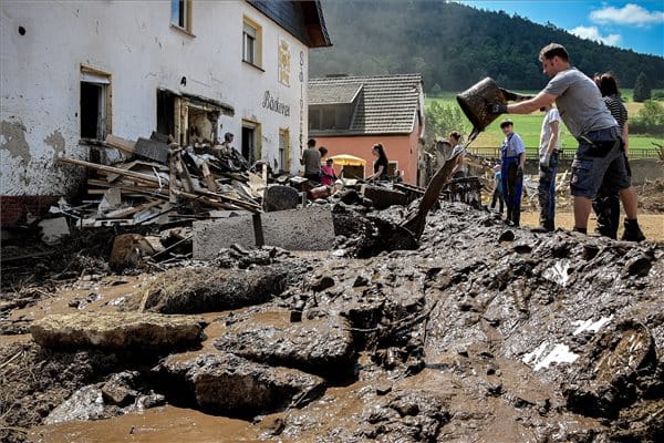 300 millió eurós gyorssegélyt kapnak az árvízkárosultak Németországban
