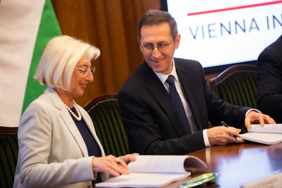 Megvette a magyar állam az Aegon és az Union negyvenöt százalékát