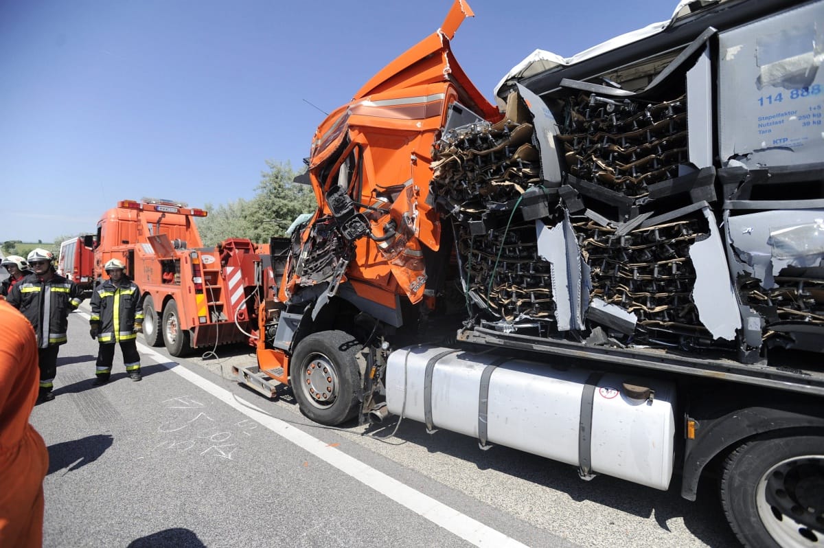 Fotó: Csúnyán összetört az M1-esen ütköző kamion