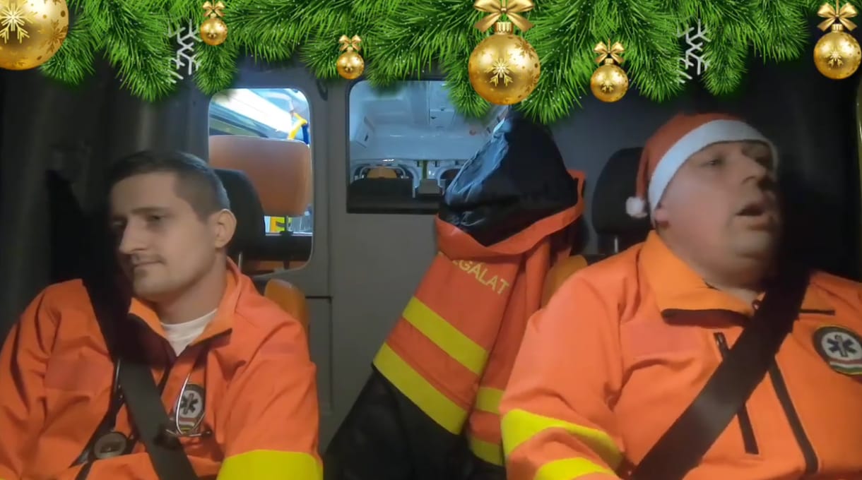 A nap videója: Két magyar mentős nagyon ráérzett a karácsonyi hangulatra