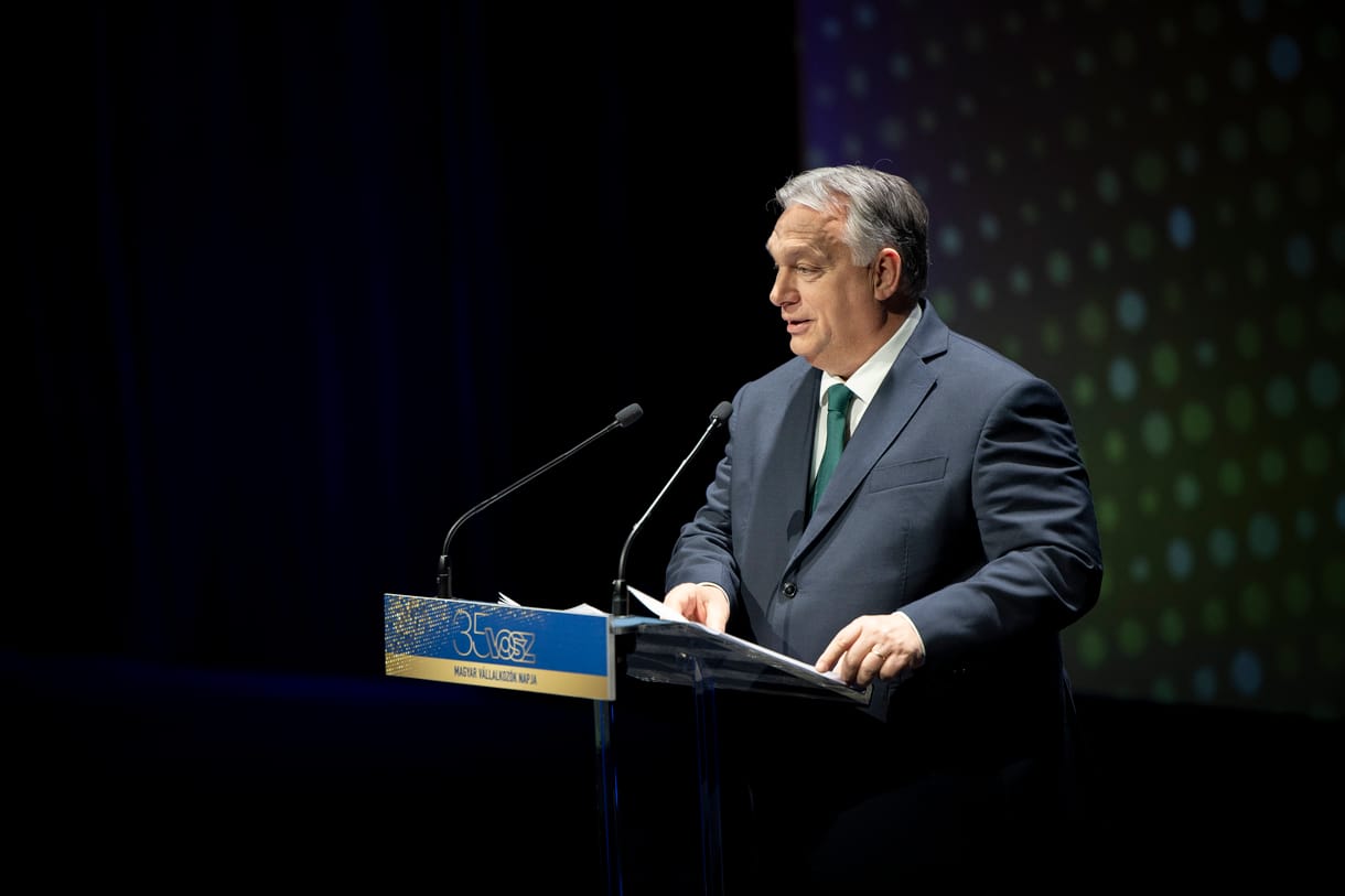 Neue Zürcher Zeitung: Orbán csak nyerhet a pókerjátszmában