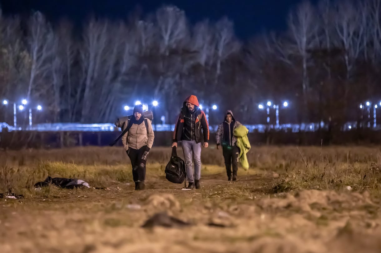 ”Már tízszer átmásztam a kerítésen”: a déli határ két oldalán kutattuk egy apró faluban kitört fegyveres harc okait és igazi felelőseit