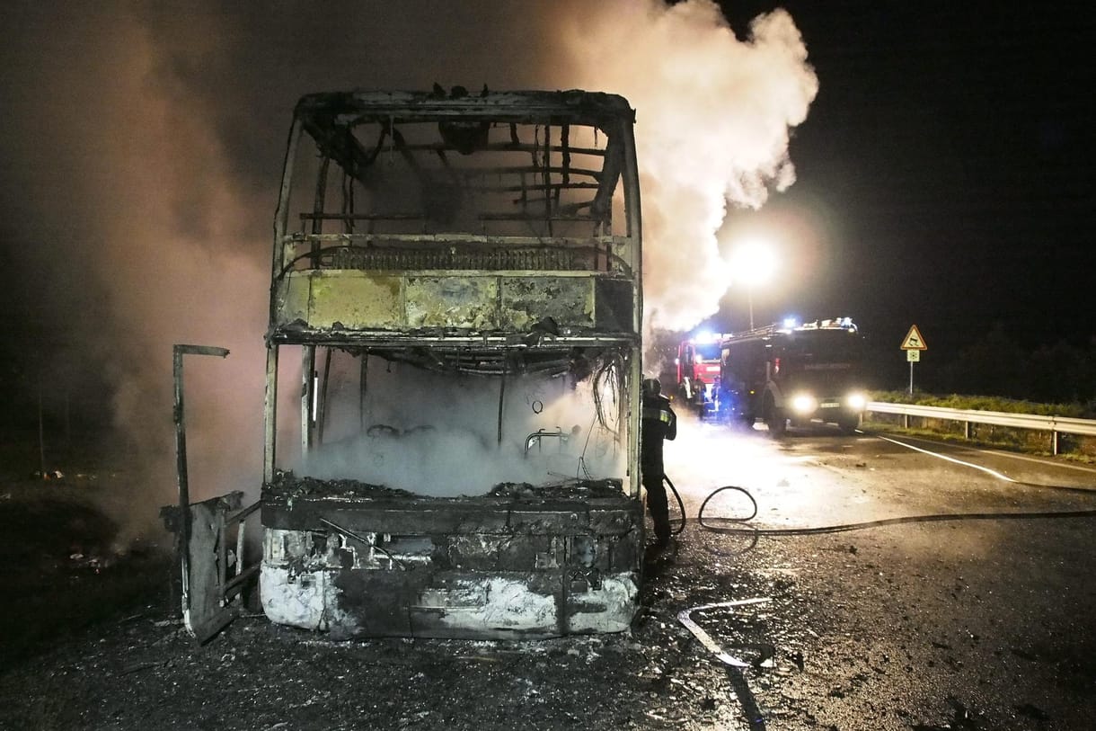 Íme az első fotók az M5-ösön szénné égett emeletes buszról