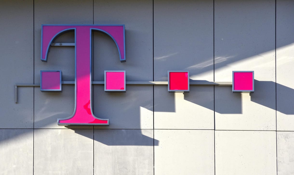 A rejtőzködő milliárdos, Teszári Zoltán cége vásárolta meg a Telekom Romaniát