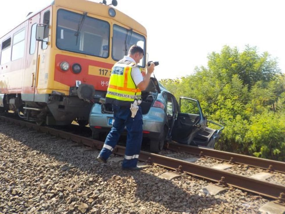 Árokba hajtott a busz, amely a halálos vonatbaleset után vitte tovább az utasokat