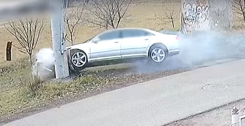 Villanyoszlop állította meg a rendőrök elől menekülő autóst – videó