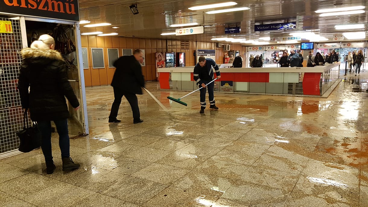Barna trutymó öntötte el a Lehel téri metrómegállót – videó