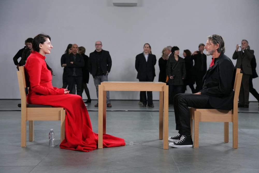 Legalább húszmillió forintnyi adományt gyűjt össze Marina Abramović leghíresebb performanszával