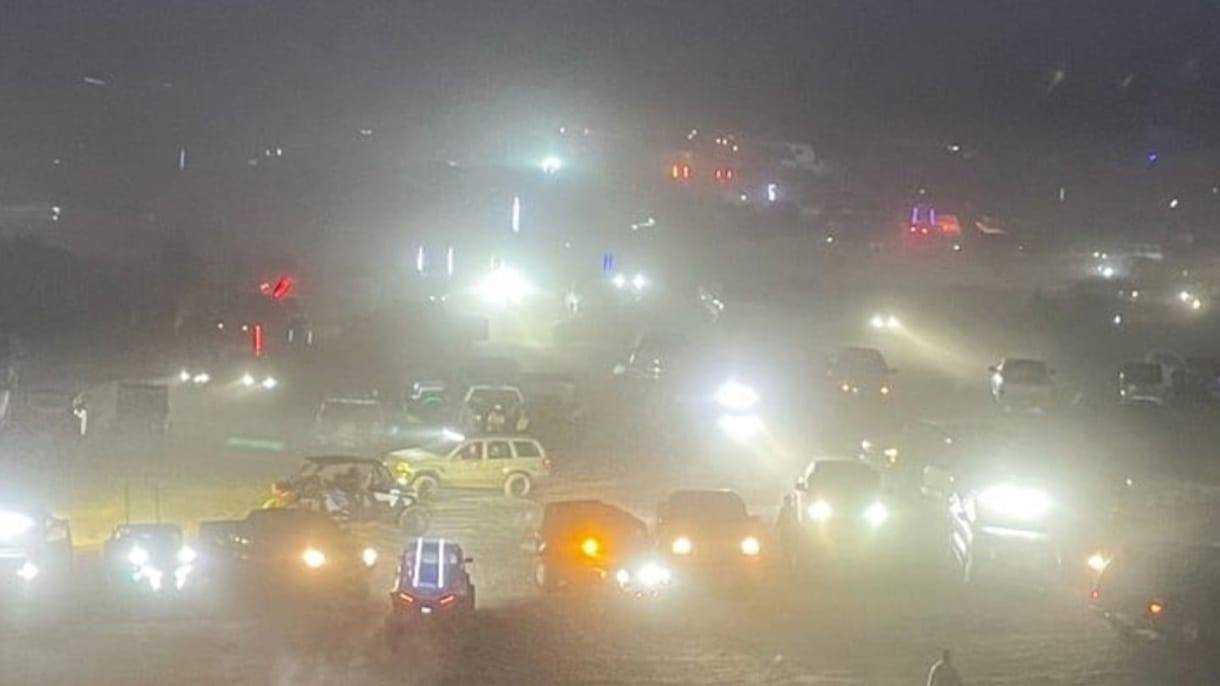 Teljes káoszba fulladt egy ötezer fős illegális buli, amit egy természetvédelmi területen tartottak