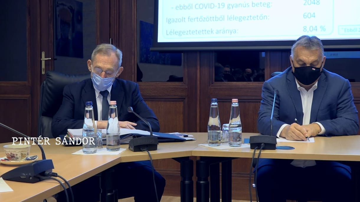 Pintér Sándor 2000-rel több fertőzöttet mondott be Orbán előtt az operatív törzs ülésén