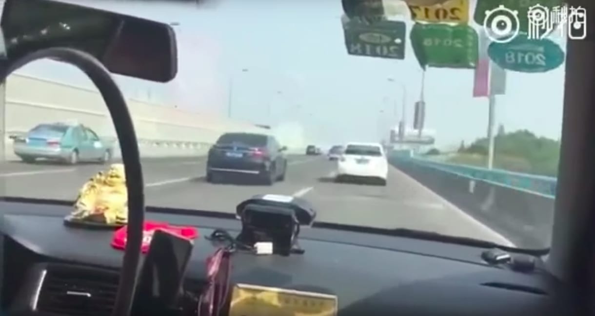 Videó: Be merne ülni egy így vezető sofőr mellé a taxiba?