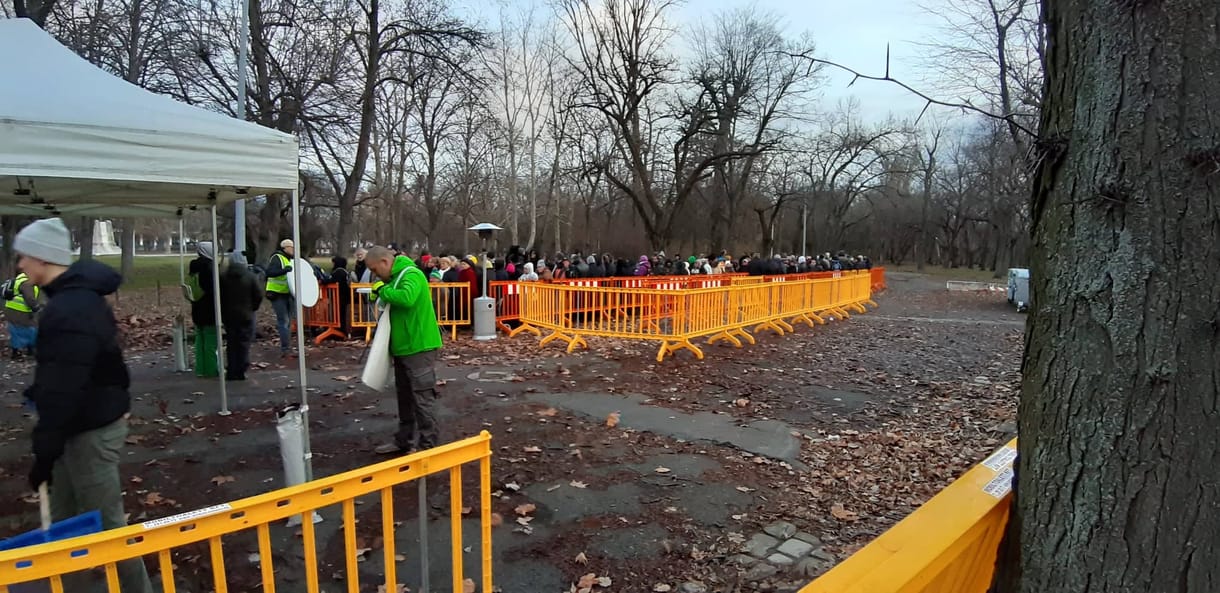 Már órákkal a kezdés előtt több százan álltak sorba a karácsonyi ételosztáson