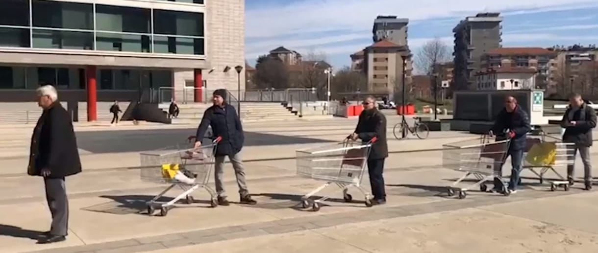 Videó: Olaszországban így állnak sorban az egyméteres szabály betartásával