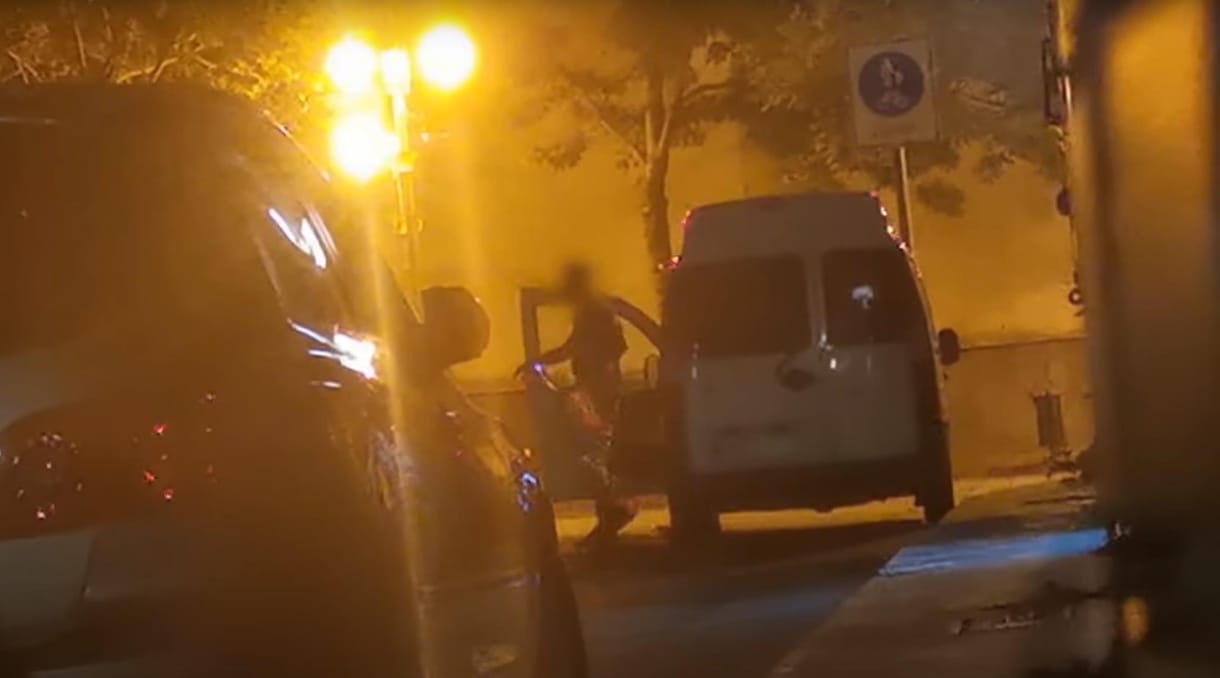 Videóra vették a férfit, aki épp kifosztott egy autót Budapesten