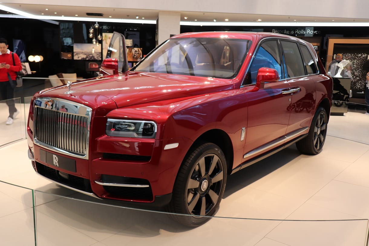 Újabb zöld rendszámos: hibrid lóerőkkel erősödhet a Rolls-Royce divatterepjárója