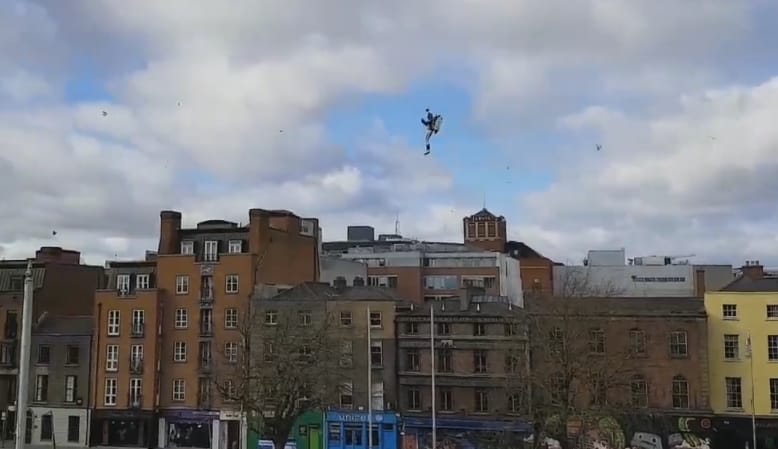 Videó: Jetpackkel repkedett egy ember Dublin felett