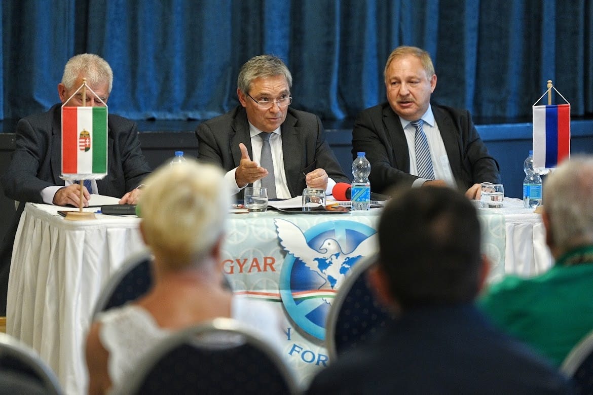 Két órát töltöttünk a magyarországi putyinisták sasfészkében