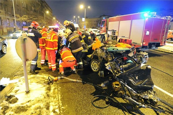 Fotó: Felismerhetetlenre tört egy autó a Nagyvárad téren