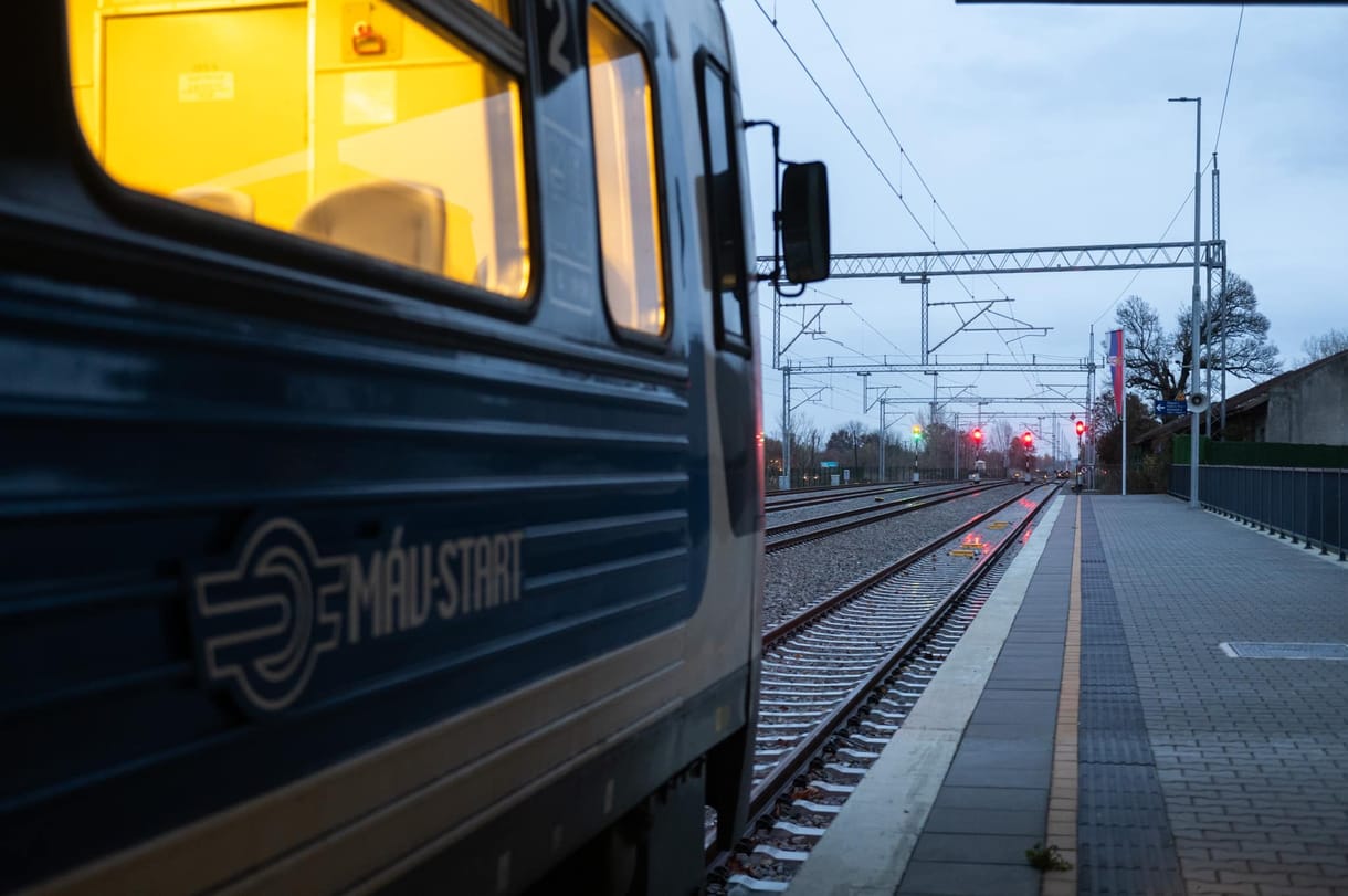 Már épp helyreállt volna a vasúti közlekedés a győri fővonalon, amikor leesett egy kis hó