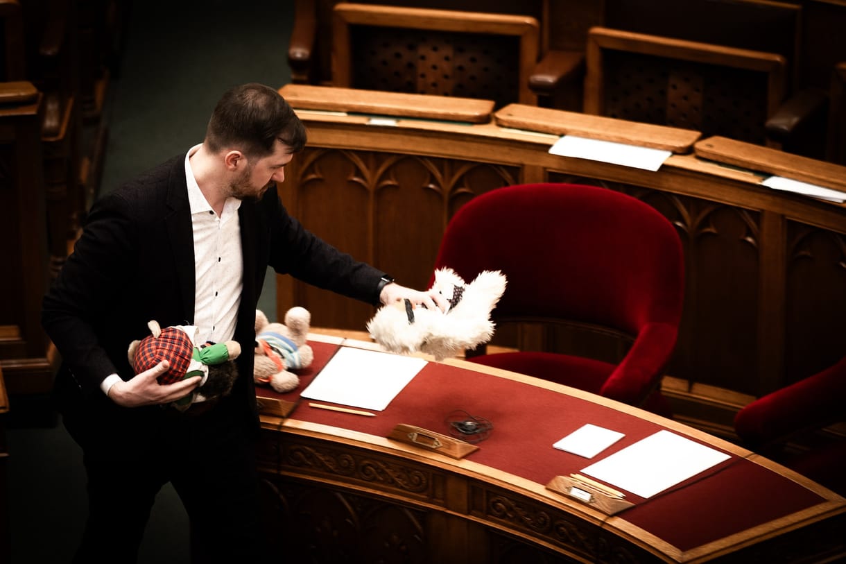 Plüssállatokkal próbál válaszokat kapni a Momentum a kormánytól a kegyelemügyben
