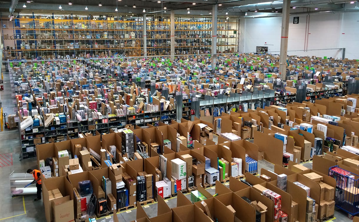 Boldog dolgozókat hamisít magának az Amazon?