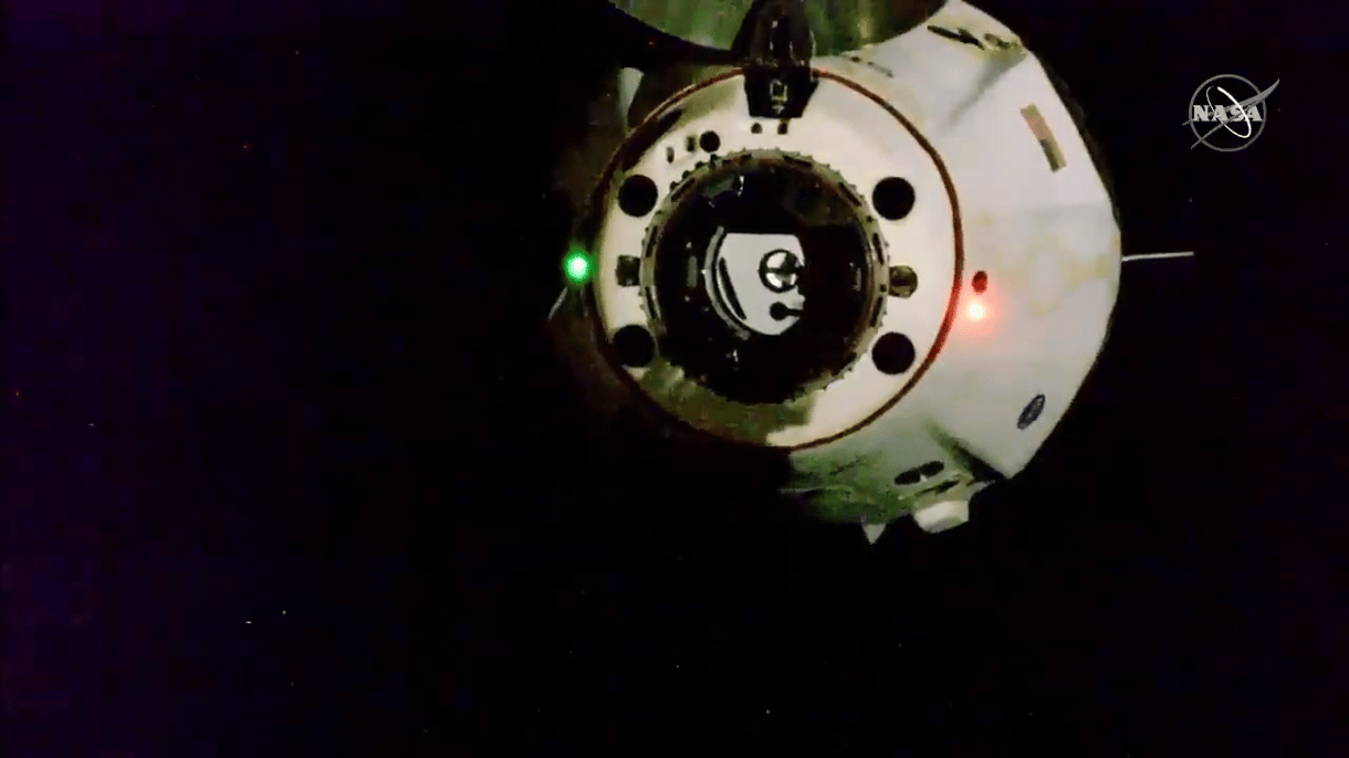 Nem működik a WC, a saját ruháikba kell vizelniük a SpaceX űrhajósainak