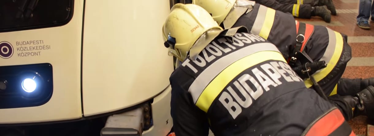 Így szabadították ki a sérültet a 2-es metró alól a tűzoltók – videó