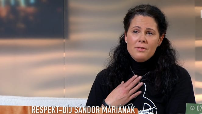 Videó: Mit jelent a medál a fekete ruhás nővér nyakában?