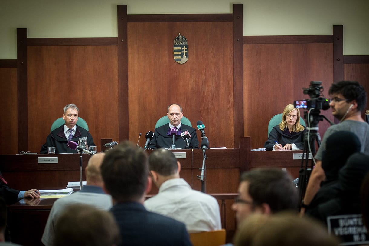 Az év legvakmerőbb vádlottja a tárgyalás közben, a bíró és az őrök előtt akart drogot adni társának