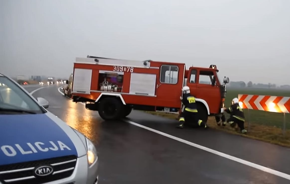 Ilyen az, amikor bakiznak a tűzoltók - videó