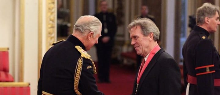 Károly herceg kitüntette Hugh Laurie-t