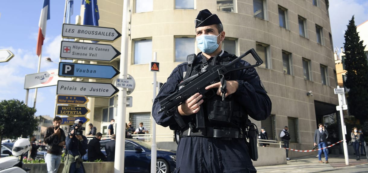 Késsel támadt rendőrökre egy férfi Cannes-ban