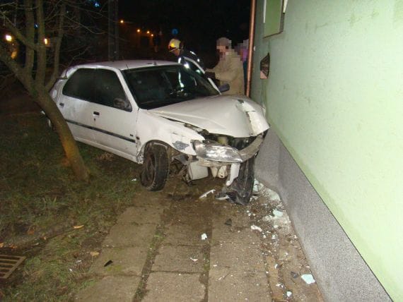 Fotó: részegen házfalnak vezettek egy Peugeot-t