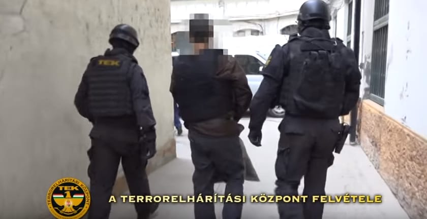 Videó: Így adta át a TEK a briteknek a két elfogott, terrorizmust támogató férfit