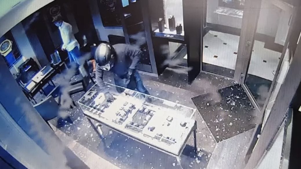 Robogóval, majd biciklivel menekült az a két férfi, akik kirabolták a pozsonyi luxus óraboltot