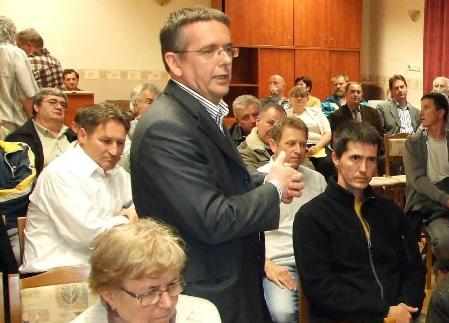 Papcsáknak nincs köze a sertéstelephez, de ott volt a lakossági fórumon