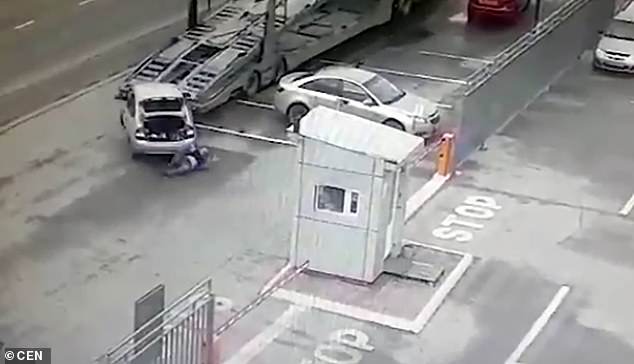 Videó: teherautó mögött kotorászott egy férfi, a kamion meg elkezdett tolatni