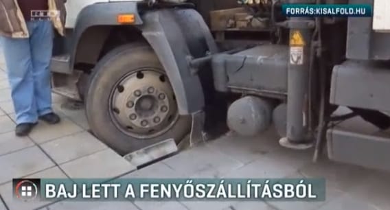 Félresikerült a győri karácsonyfaállítás, beszakadt a főtér burkolata – videó 