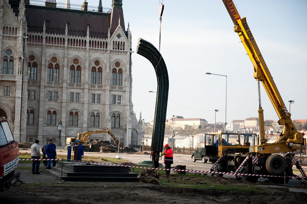 MSZP: ha Orbánnak nem tetszik, akkor is visszaállítják a Károlyi-szobrot