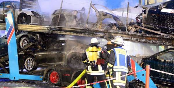 Hat Porsche égett ki egy tréleren Németországban – fotók