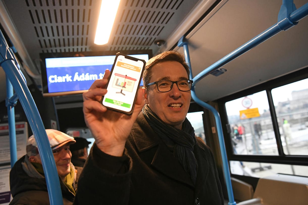 Az utasok jobban járnak, de Karácsony Gergely eladta a jövőt Lázár Jánosnak – minden, amit az új bérletekről tudni érdemes