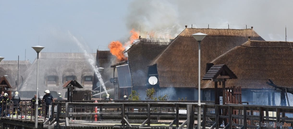 Több nádfedeles csónakház leégett a Fertő tónál