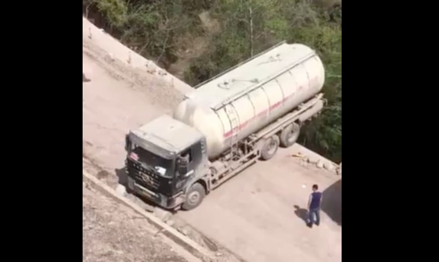 Az év manőverét mutatta be a kamion sofőrje, aki a szakadék szélén fordult meg – videó