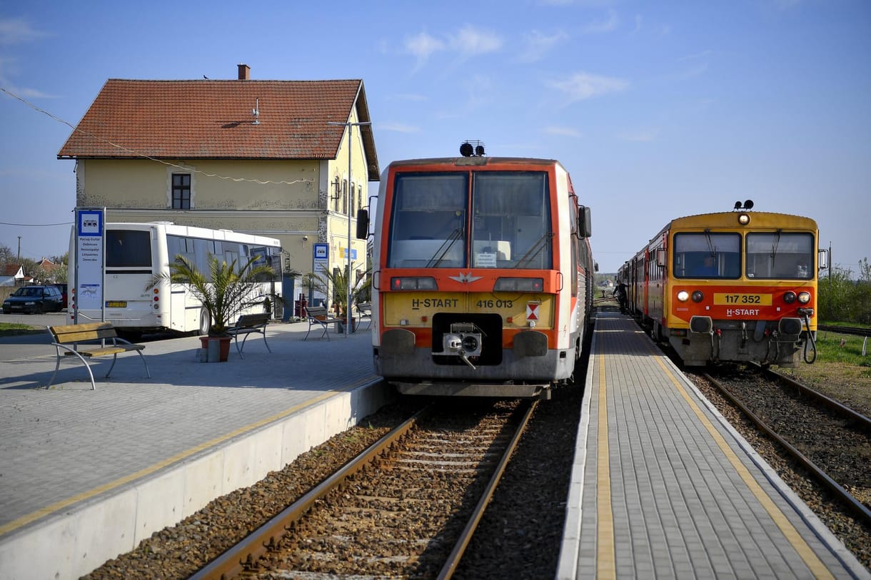 Itthon ez új: egy peronnál áll meg a vonat és a busz – fotók