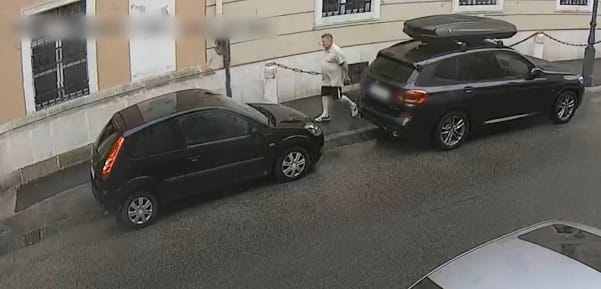Unalmában végigkarcolt egy autót a budai Várban, a rendőrség keresi
