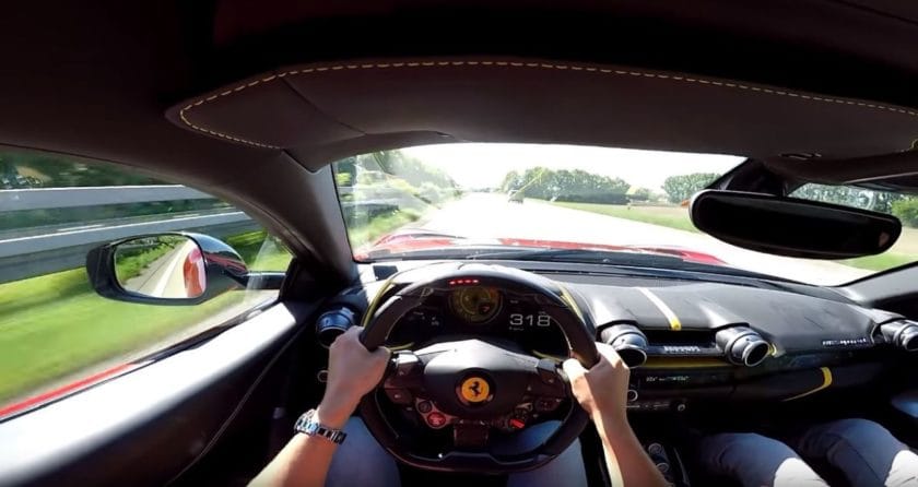 Tényleg Superfast az új Ferrari: 320-szal szalad az autópályán