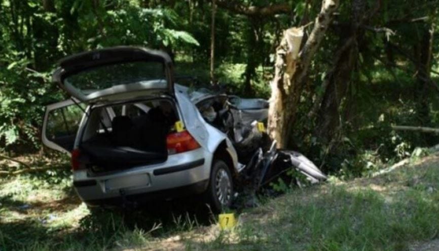 Az utasa halt meg a kanyarban előző és balesetet szenvedő autósnak