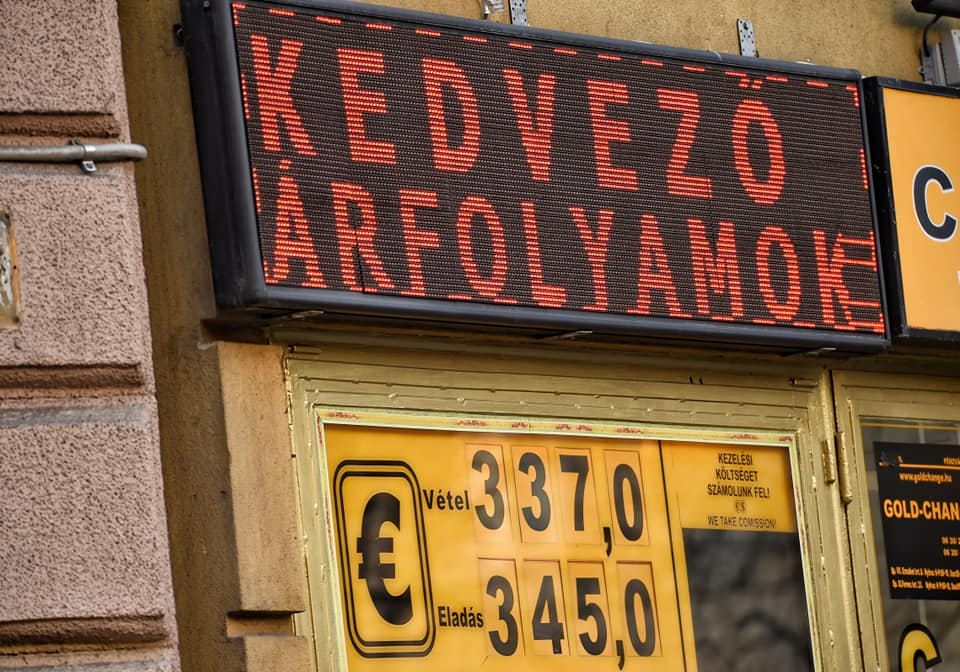 362,6-os euróárfolyamra gyengült a forint
