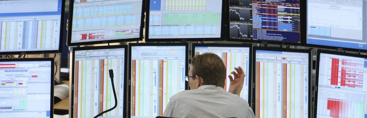 Töretlenül gyengülnek a nyugat-európai tőzsdeindexek 