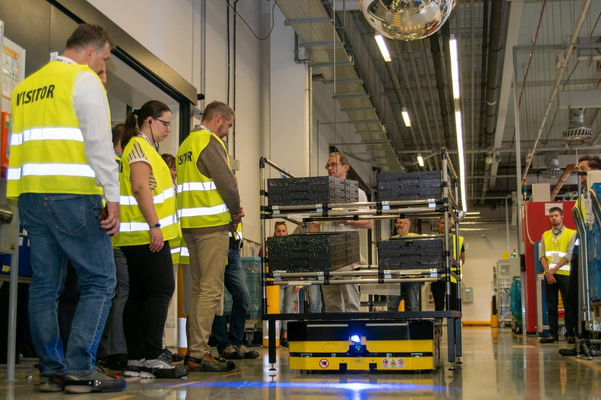 Gombnyomásra érkezik és akár 600 kg-t is elbír az 5G-s önvezető targonca